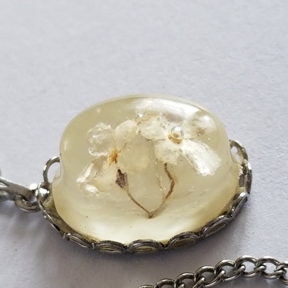 Vintage dried flowers necklace in resin preserved pale yellow cottagecore silver - Picture 2 of 14